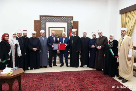 Palestinian President Mahmoud Abbas meets with Judge Mahmoud al-Habash in the West Bank city of Ramallah, June 24, 2018. Photo by Thaer Ganaim