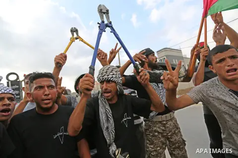 Palestinians take part in a demonstration demanding the right of return and removal of the blockade following the "Great March of Return" iin Khan Younis in the southern Gaza Strip June 28, 2018. Photo by Ashraf Amra