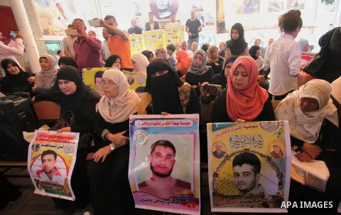 Palestinians take part in a protest to show solidarity with Palestinian prisoners held in Israeli jails, in front of Red cross office in Gaza city on July 2, 2018. Photo by Mahmoud Ajour