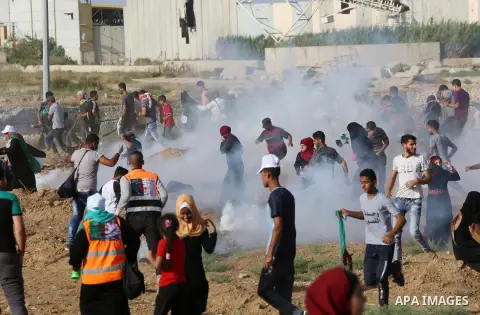 Protesters gather during a protest by Palestinian women where Palestinians demand the right to return to their homeland along the border with Israel east of Gaza City on July 3, 2018. Photo by Atia Darwish
