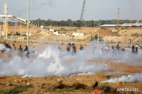 Protesters gather during a protest by Palestinian women where Palestinians demand the right to return to their homeland along the border with Israel east of Gaza City on July 3, 2018. Photo by Ashraf Amra