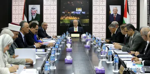 Palestinian Prime Minister Rami Hamdallah chairs a meeting with council of Ministers in the West Bank city of Ramallah on July 17, 2018. Photo by Prime Minister Office