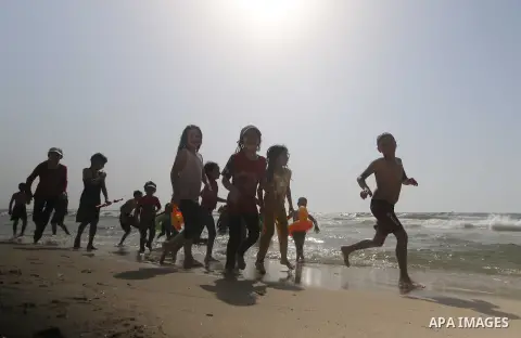 Palestinians swim during a heatwave in the Mediterranean Sea off the coast of Gaza City July 25, 2018. Photo by Mahmoud Khattab