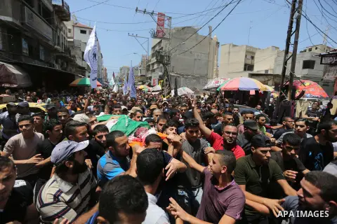 Mourners carry the bodies of Palestinian Hamas militants who were killed in Israeli tank fire, during their funeral in Gaza City July 26, 2018. Photo by Ashraf Amra