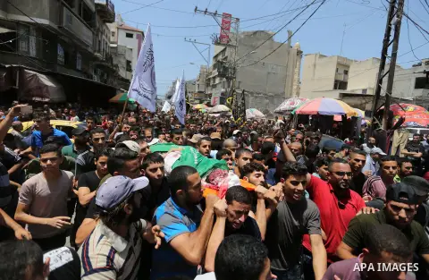 Mourners carry the bodies of Palestinian Hamas militants who were killed in Israeli tank fire, during their funeral in Gaza City July 26, 2018. Photo by Ashraf Amra
