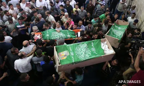 Mourners carry the bodies of Palestinian Hamas militants who were killed in Israeli tank fire, during their funeral at Omari Mosque in Gaza City July 26, 2018. Photo by Ashraf Amra