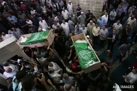 Mourners carry the bodies of Palestinian Hamas militants who were killed in Israeli tank fire, during their funeral at Omari Mosque in Gaza City July 26, 2018. Photo by Ashraf Amra