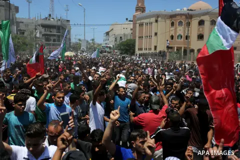 Mourners carry the bodies of Mohmen al-Hams, 17, and Majdi al-Sutari, 11, who were shot dead by Israeli troops during clashes along the border the previous day, during their funeral in Rafah in the southern Gaza Strip on...