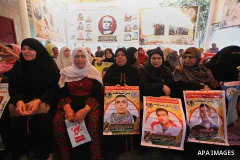 Palestinians take part in a protest to show solidarity with Palestinian prisoners held in Israeli jails, in front of Red cross office in Gaza city on July 30, 2018. Photo by Mahmoud Ajour