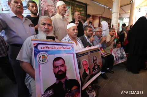 Palestinians take part in a protest to show solidarity with Palestinian prisoners held in Israeli jails, in front of Red cross office in Gaza city on July 30, 2018. Photo by Mahmoud Ajour