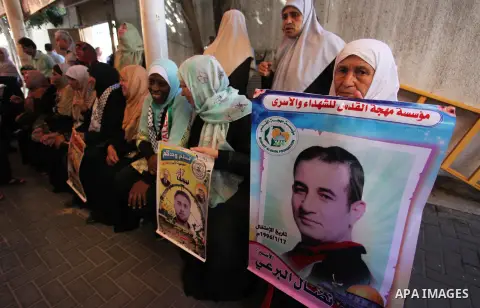 Palestinians take part in a protest to show solidarity with Palestinian prisoners held in Israeli jails, in front of Red cross office in Gaza city on July 30, 2018. Photo by Mahmoud Ajour