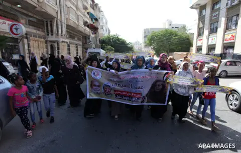 Palestinians take part in a protest to show solidarity with Palestinian prisoners held in Israeli jails, in front of Red cross office in Gaza city on July 30, 2018. Photo by Mahmoud Ajour