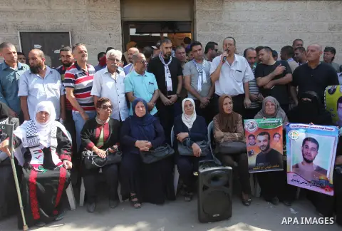 Palestinians take part in a protest to show solidarity with Palestinian prisoners held in Israeli jails, in front of Red cross office in Gaza city on August 6, 2018. Photo by Mahmoud Ajour