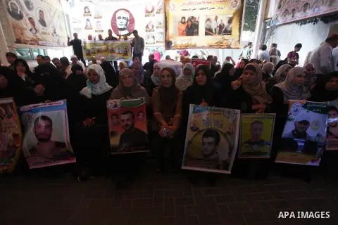 Palestinians take part in a protest to show solidarity with Palestinian prisoners held in Israeli jails, in front of Red cross office in Gaza city on August 6, 2018. Photo by Mahmoud Ajour