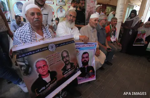 Palestinians take part in a protest to show solidarity with Palestinian prisoners held in Israeli jails, in front of Red cross office in Gaza city on August 6, 2018. Photo by Mahmoud Ajour