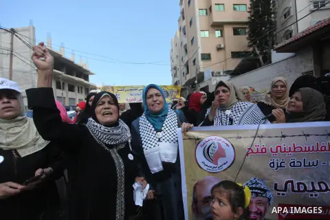 Palestinians take part in a protest to show solidarity with Palestinian prisoners held in Israeli jails, in front of Red cross office in Gaza city on August 6, 2018. Photo by Mahmoud Ajour
