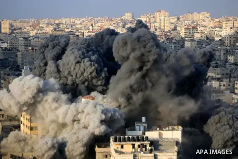 A picture taken on August 9, 2018 shows smoke plumes risisng following an Israeli air strike in Gaza City. Photo by Mahmoud Khattab