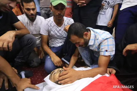 Relatives of Palestinian Ali Aloul, 55, who was killed the day before by Israeli troops during clashes where Palestinians demand the right to return to their homeland at the Israel-Gaza border, mourn over of his body dur...