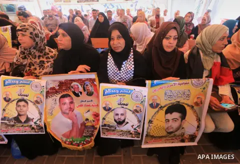 Palestinians take part in a protest to show solidarity with Palestinian prisoners held in Israeli jails, in front of Red cross office in Gaza city on August 13, 2018. Photo by Mahmoud Khattab
