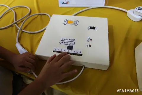 Palestinian children take part in scientific, technological and artistic exhibitions at Qattan Foundation in Gaza city on August 28, 2018. Photo by Mahmoud Ajour