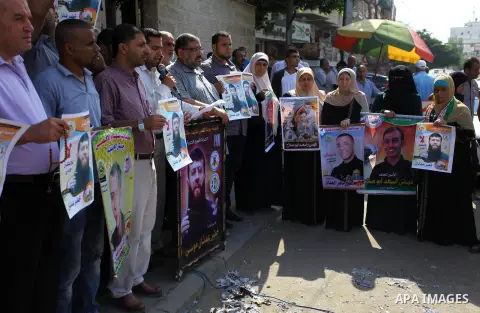 Palestinians take part in a protest to show solidarity with Palestinian prisoners held in Israeli jails, in front of Red cross office in Gaza city on Sept. 03, 2018. Photo by Mahmoud Ajour