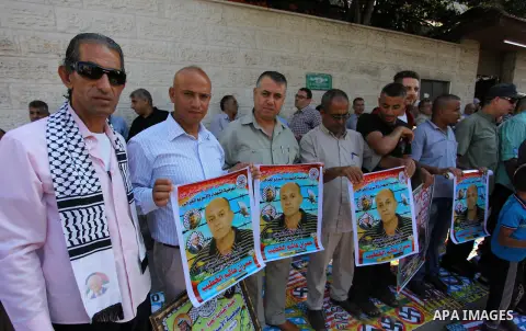 Palestinians take part in a protest to show solidarity with Palestinian prisoners held in Israeli jails, in front of Red cross office in Gaza city on September 17, 2018. Photo by Mahmoud Ajour