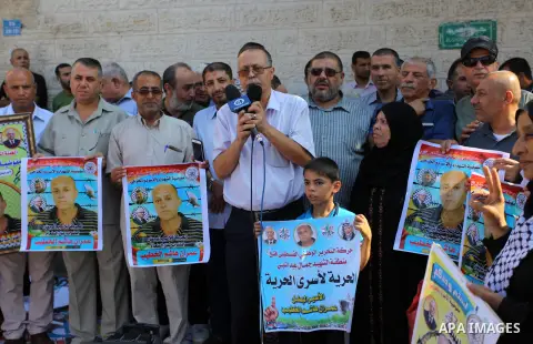 Palestinians take part in a protest to show solidarity with Palestinian prisoners held in Israeli jails, in front of Red cross office in Gaza city on September 17, 2018. Photo by Mahmoud Ajour