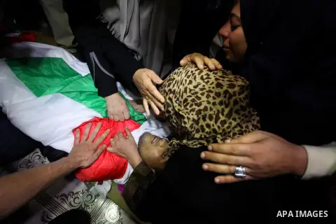 Relatives of Palestinian Kareem Kullab, 25, who was shot dead by Israeli forces during clashes in tents protest where Palestinians demand the right to return to their homeland at the Israel-Gaza border, mourn over his bo...