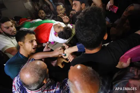 Mourners carry the body of Palestinian Kareem Kullab, 25, who was shot dead by Israeli forces during clashes in tents protest where Palestinians demand the right to return to their homeland at the Israel-Gaza border, dur...