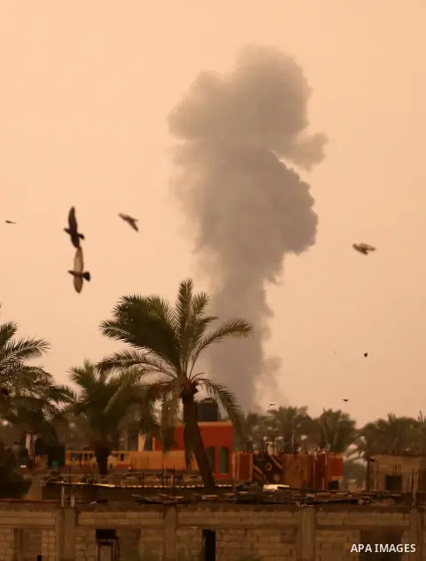 Smoke plumes risisng following an Israeli air strike in Khan Younis in the southern of Gaza Strip on October 17, 2018. Photo by Ashraf Amra