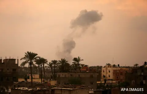 Smoke plumes risisng following an Israeli air strike in Khan Younis in the southern of Gaza Strip on October 17, 2018. Photo by Ashraf Amra