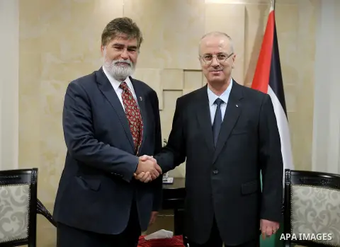 Palestinian Prime Minister Rami Hamdallah meets with representative of Canada to Palestine Douglas Scott Proudfoot in the West Bank city of Ramallah on October 17, 2018. Photo by Prime Minister Office