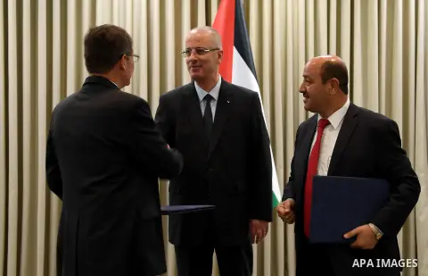 Palestinian Prime Minister Rami Hamdallah meets with Vice-Latin American Group for Public Administration Carlos Ortiz in the West Bank city of Ramallah on October 17, 2018. Photo by Prime Minister Office
