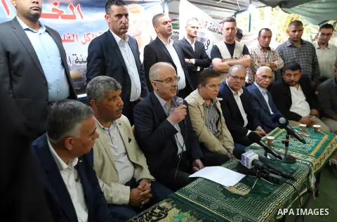 Palestinian Prime Minister Rami Hamdallah visits the Palestinian Bedouin village of Khan al-Ahmar, in the occupied West Bank on October 18, 2018. Photo by Prime Minister Office