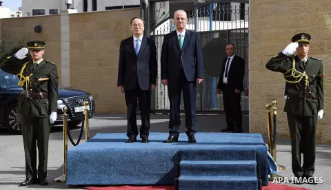 Palestinian Prime Minister Rami Hamdallah and Chinese Vice President Wang Qishan review honour guards in the West Bank city of Ramallah, on October 23, 2018. Photo by Prime Minister Office
