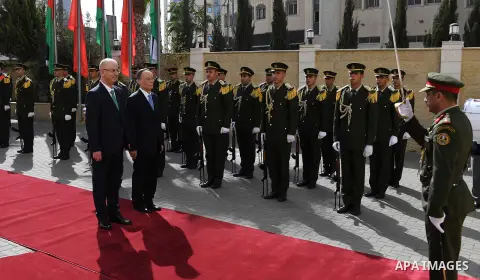 Palestinian Prime Minister Rami Hamdallah and Chinese Vice President Wang Qishan review honour guards in the West Bank city of Ramallah, on October 23, 2018. Photo by Prime Minister Office