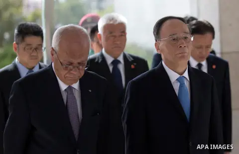 Secretary General of the Palestinian Presidency Tayeb Abdul Rahim receiving China's vice-President Wang Qishan at late Palestinian leader Yasser Arafat grave in the West Bank city of Ramallah, on October 23, 2018(APAIMAG...