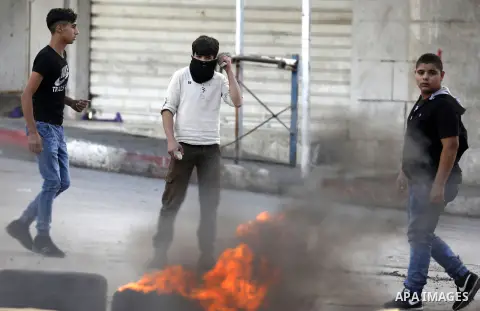 Palestinian protesters clash with Israeli forces in the West Bank city of Hebron on October 26, 2018. Photo by Wisam Hashlamoun