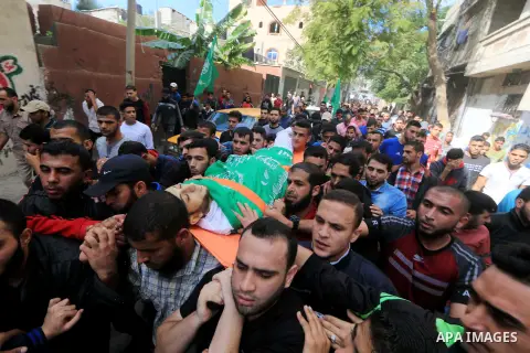 Mourners carry the body of Palestinian Mujahid Aql, 24, who was died of his wounds which he sustained by Israeli forces during clashes in tents protest where Palestinians demand the right to return to their homeland at t...