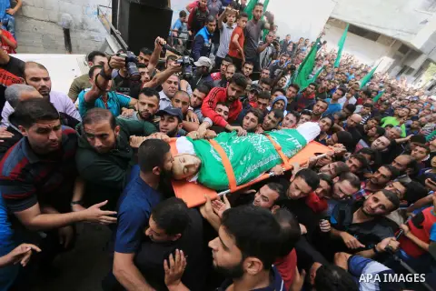 Mourners carry the body of Palestinian Mujahid Aql, 24, who was died of his wounds which he sustained by Israeli forces during clashes in tents protest where Palestinians demand the right to return to their homeland at t...