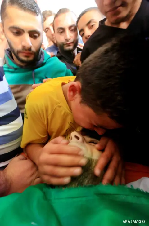 Relatives of Palestinian Mujahid Aql, 24, who was died of his wounds which he sustained by Israeli forces during clashes in tents protest where Palestinians demand the right to return to their homeland at the Israel-Gaza...