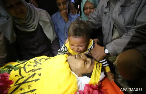 Relatives of Palestinian Yahya el-Hassanat, 37, who was shot dead by Israeli troops during clashes in tents protest where Palestinian demand rights to return to their homeland at Israel-Gaza border, mourn over his body d...