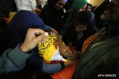 Relatives of Palestinian Yahya el-Hassanat, 37, who was shot dead by Israeli troops during clashes in tents protest where Palestinian demand rights to return to their homeland at Israel-Gaza border, mourn over his body d...