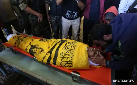 Relatives of Palestinian Yahya el-Hassanat, 37, who was shot dead by Israeli troops during clashes in tents protest where Palestinian demand rights to return to their homeland at Israel-Gaza border, mourn over his body d...