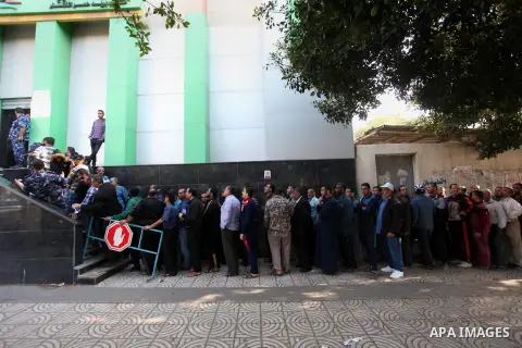 Palestinian employees of Gaza strip wait to receive their salaries at a Post Office, in Gaza city, on November 9, 2018. Officials in Gaza said that NIS 90 million in funds from Qatar were transferred to the territory. Go...