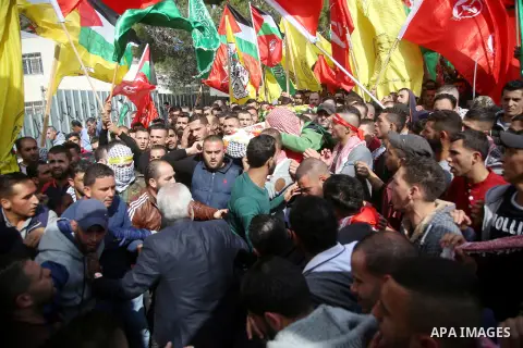 Mourners carry the body of Palestinian Mohammed Shreteh who was dead of his wounds that were sustained during clashes with Israeli soldiers last month, during his funeral in the West Bank village of Mazraa al-Gharbiya, n...