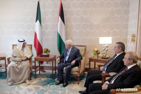 Palestinian President Mahmoud Abbas meets with Kuwaiti Prime Minister Sheikh Jaber al-Mubarak al-Sabah, in Kuwait City on November 13, 2018. Photo by Thaer Ganaim
