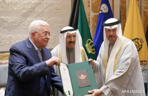 Palestinian President Mahmoud Abbas meets with Amir of Kuwait Sheikh Sabah al-Ahmad al-Jaber al-Sabah, in Kuwait City on November 13, 2018. Photo by Thaer Ganaim