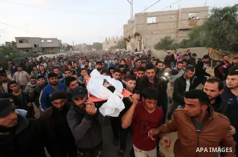 Mourners carry the body of Palestinian Khaled Maarouf, who was killed in an Israeli air strike, during his funeral in Beit Lahia in the northern Gaza Strip on November 13, 2018. Photo by Mahmoud Khattab