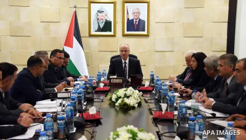 Palestinian Prime Minister Rami Hamdallah chairs a meeting with coordinating council of syndicates in the West Bank city of Ramallah on November 20, 2018. Photo by Prime Minister Office